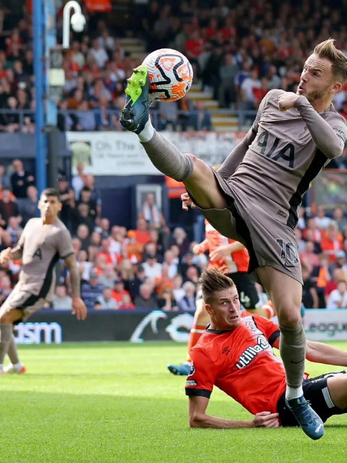 包含足球明星展现出色表现，球迷热情不减的词条